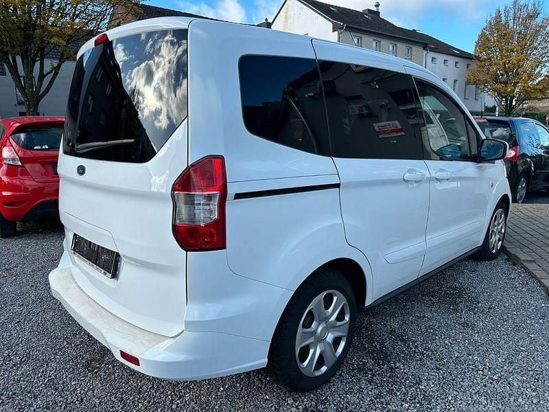 Gebraucht Ford Tourneo Courier Trend 95 PS (69 kW) 2017 Weiß Van / Kleinbus