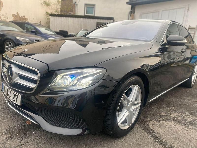 Schwarz Gebraucht 2018 Mercedes E220 Limousine | 25.990 € (Guter Preis) - Bild 1/4