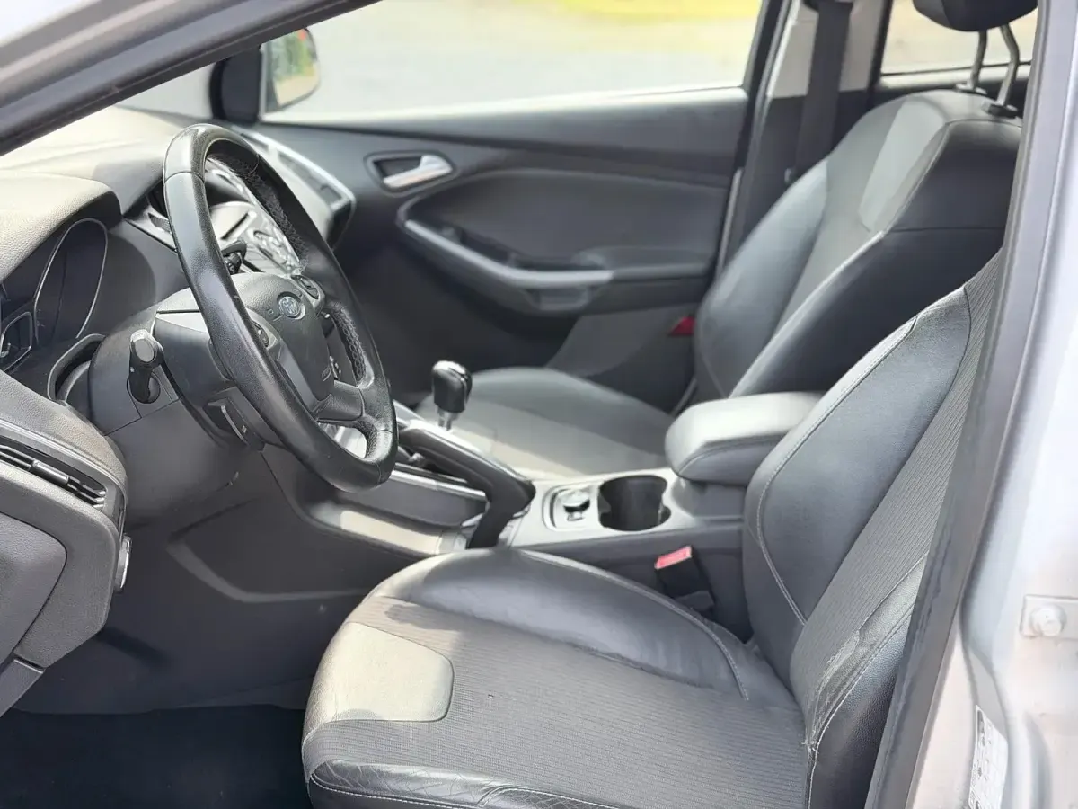 Używany Ford Focus Titanium 115 KM (84 kW) 2011 Srebrny Kombi