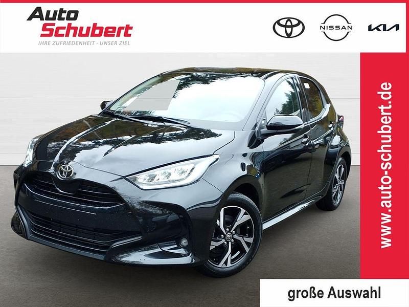 Black mica / ink Gebraucht 2024 Toyota Yaris Hybrid Comfort Kleinwagen | 23.850 € (Fairer Preis) - Bild 1/3