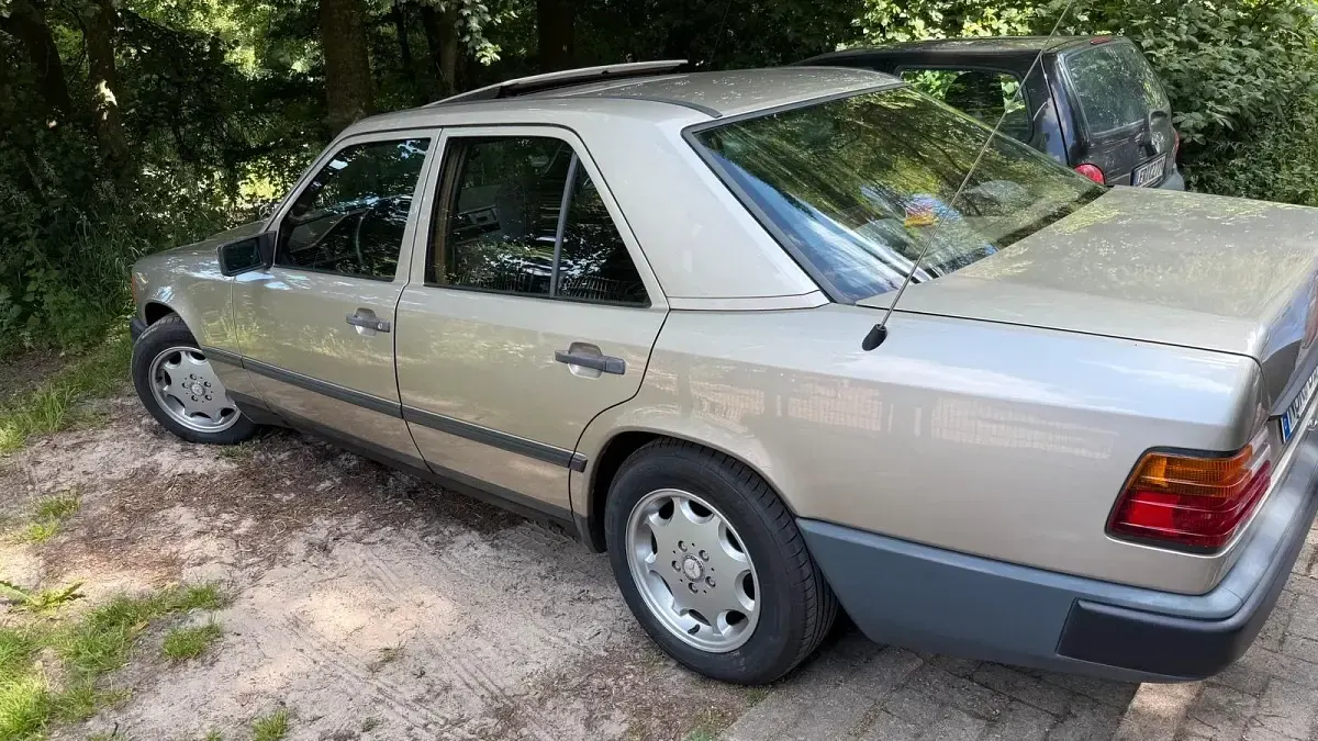 Gebraucht Mercedes E230 132 PS (97 kW) 1989 Silber Limousine