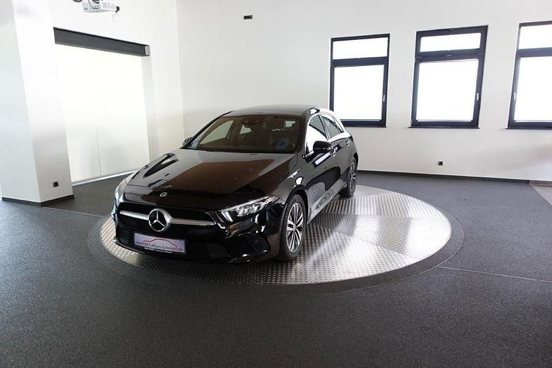 Schwarz Gebraucht 2021 Mercedes A180 Limousine | 23.800 € (Fairer Preis) - Bild 1/4