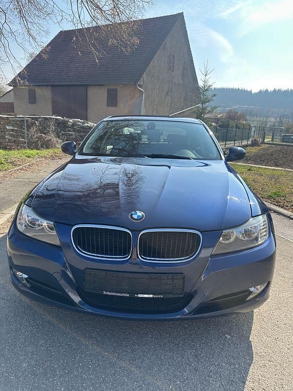 Gebraucht BMW 320 170 PS (125 kW) 2011 Schwarz Limousine