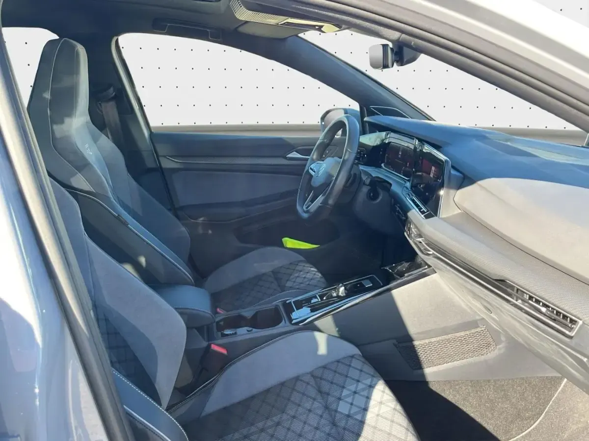 Gebraucht VW Golf VIII R-line 150 PS (110 kW) 2024 Mondsteingrau Limousine