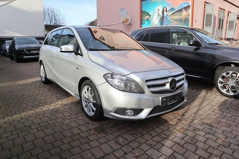 Silber Gebraucht 2012 Mercedes B180 Van / Kleinbus | 8.990 € (Guter Preis) - Bild 1/4