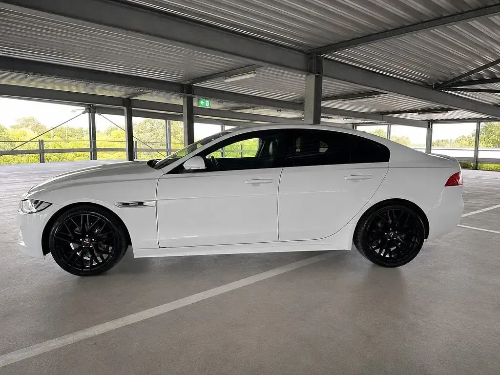 Gebraucht Jaguar XE R-Sport 180 PS (132 kW) 2015 Weiß Limousine