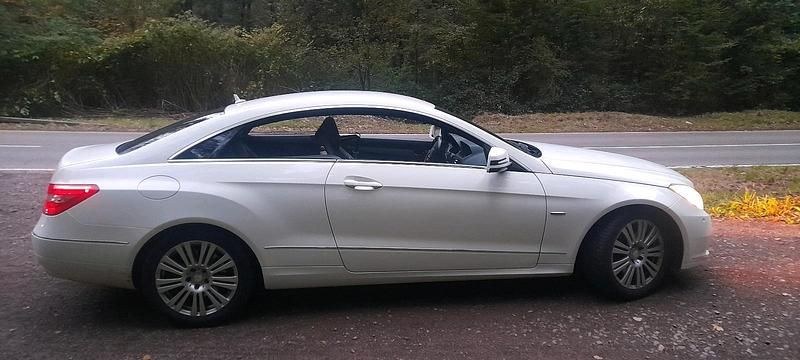 Gebraucht Mercedes E220 Elegance 170 PS (125 kW) 2011 Weiß Coupé