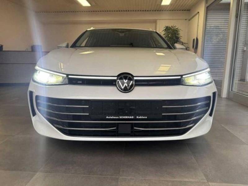 Gebraucht VW Passat Elegance 150 PS (110 kW) 2024 Weiß (oryxweiß perlmutteffekt) Kombi