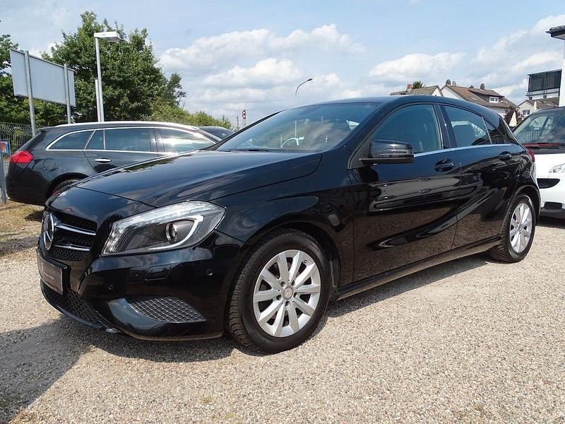 Schwarz Gebraucht 2015 Mercedes A200 Limousine | 12.980 € (Guter Preis) - Bild 1/4