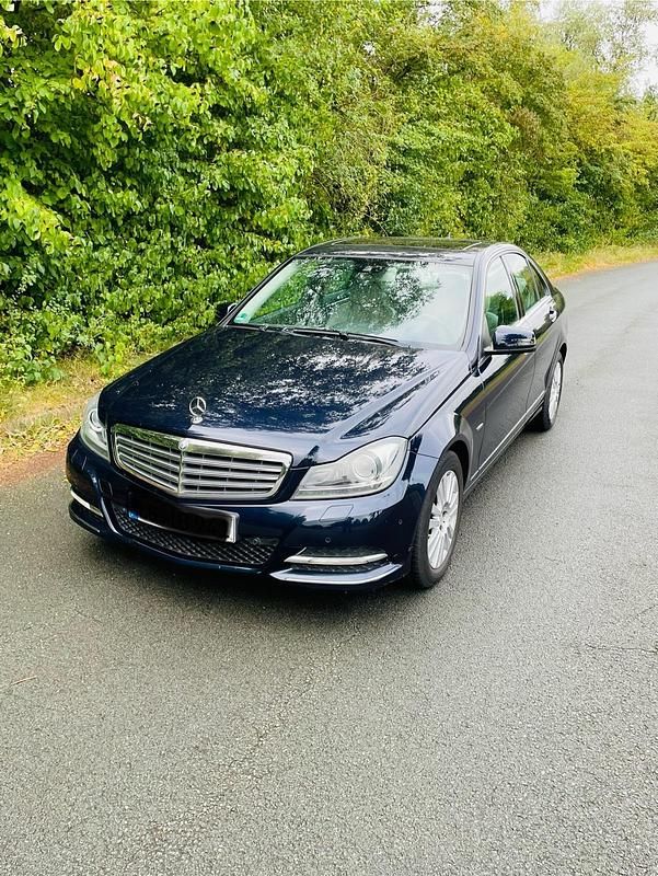 Blau Gebraucht 2011 Mercedes 220 Limousine | 10.999 € - Bild 1/4