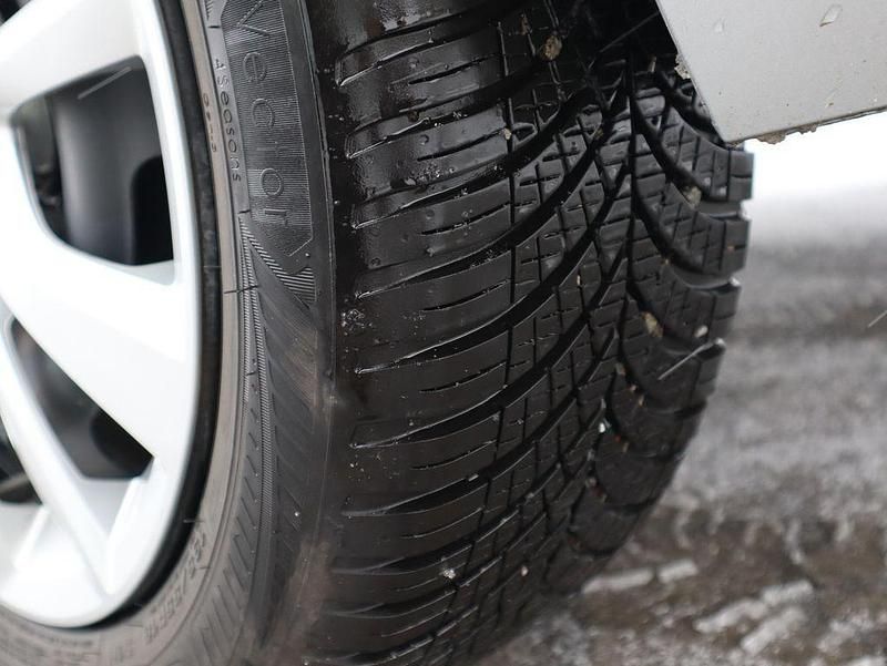 Gebraucht Opel Corsa 101 PS (74 kW) 2024 Silber Limousine