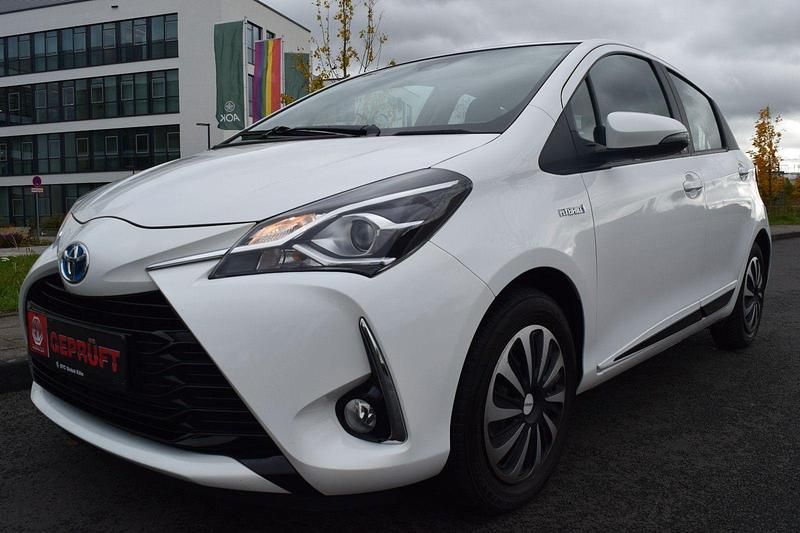 Weiß Gebraucht 2018 Toyota Yaris Hybrid Team Kleinwagen | 12.800 € (Guter Preis) - Bild 1/4