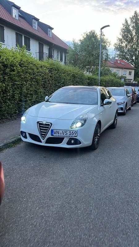 Weiß Gebraucht 2013 Alfa Romeo Giulietta Kleinwagen | 9.499 € (Teuer) - Bild 1/3