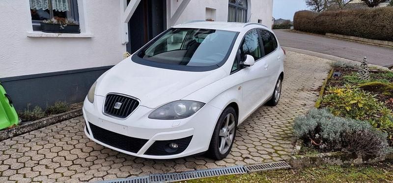 Weiß Gebraucht 2011 Seat Altea XL Style Van / Kleinbus | 1.800 € (Fairer Preis) - Bild 1/4