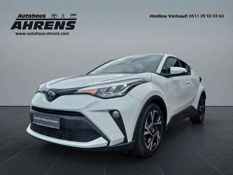Platinumweiß perleffekt (metallic) Gebraucht 2024 Toyota C-HR+ Team SUV | 26.990 € (Fairer Preis) - Bild 1/4