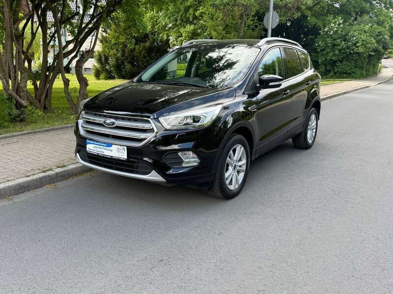 Iridiumschwarz metallic Gebraucht 2018 Ford Kuga SUV | 17.999 € (Fairer Preis) - Bild 1/4