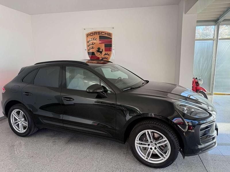 Tiefschwarz Gebraucht 2022 Porsche Macan SUV | 54.780 € (Superpreis) - Bild 1/4
