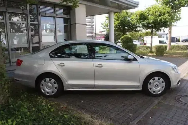 Gebraucht VW Jetta Comfortline 105 PS (77 kW) 2011 Silver leaf metallic (metallic) Limousine