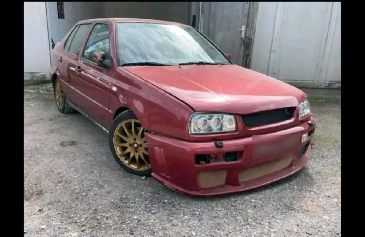 Gebraucht VW Vento 174 PS (127 kW) 1997 Rot Limousine