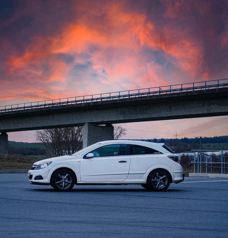 Weiß Gebraucht 2009 Opel Astra GTC Coupé | 1.650 € (Etwas zu teuer) - Bild 1/4