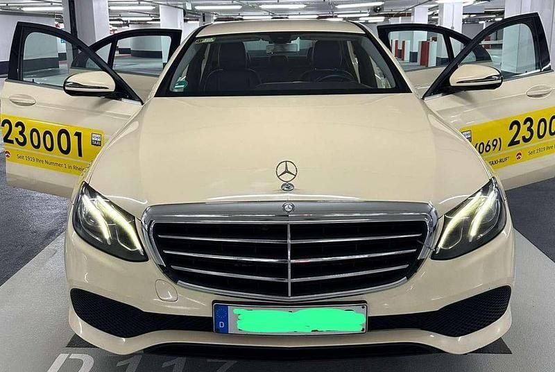 Beige Gebraucht 2017 Mercedes E200 Limousine | 9.300 € - Bild 1/4