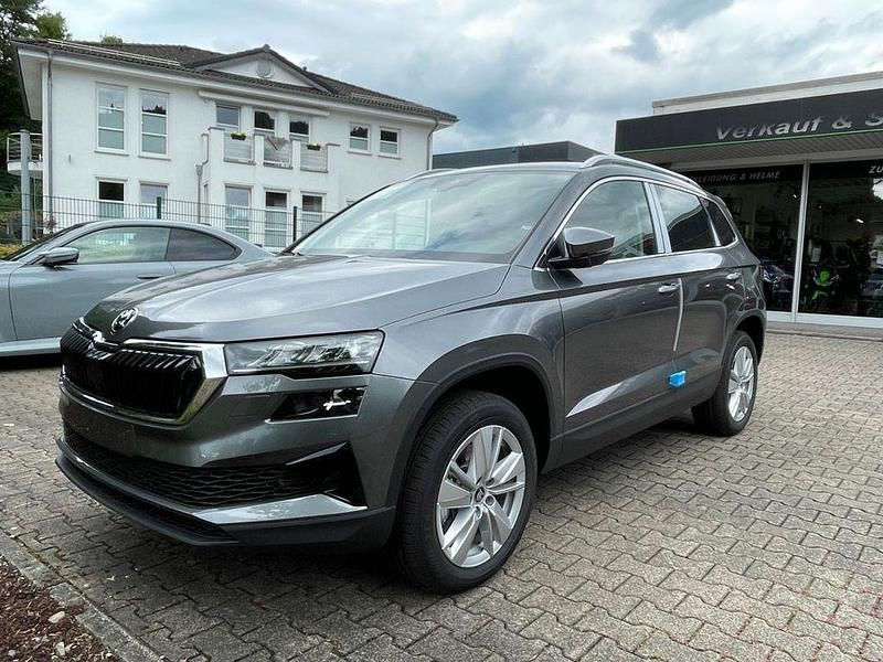 Grau Neu 2025 Skoda Karoq Selection SUV | 34.888 € (Fairer Preis) - Bild 1/4