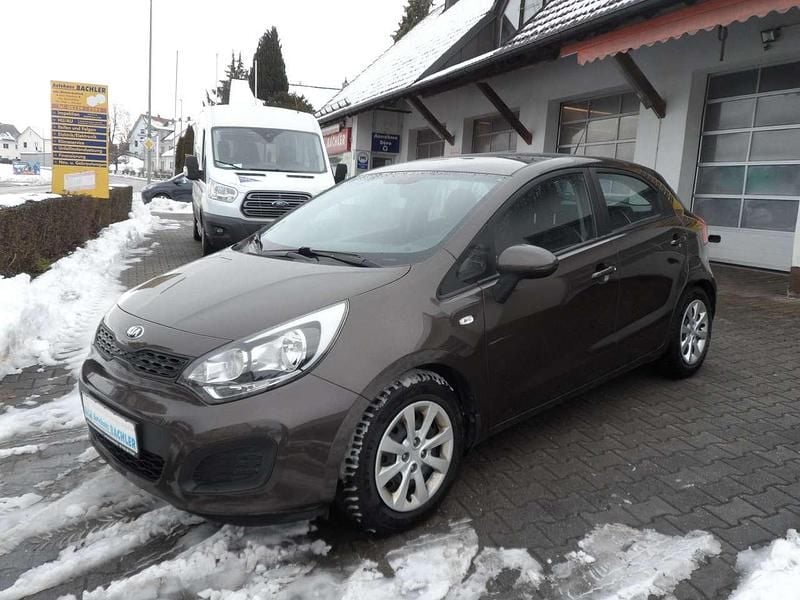 (dbs) wendy brown Gebraucht 2014 Kia Rio Attract Limousine | 5.000 € (Fairer Preis) - Bild 1/4