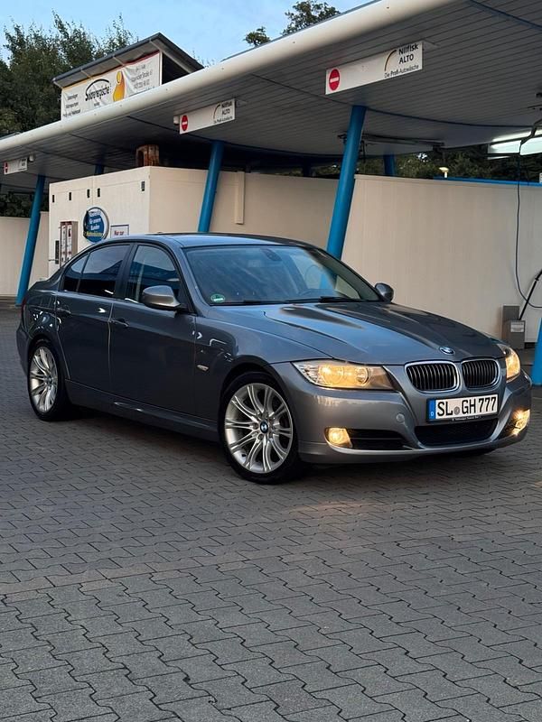 Silber Gebraucht 2010 BMW 318 Limousine | 8.600 € - Bild 1/4
