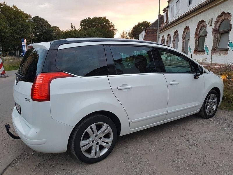Weiß Gebraucht 2011 Peugeot 5008 Platinum Van / Kleinbus | 2.800 € (Etwas zu teuer) - Bild 1/4