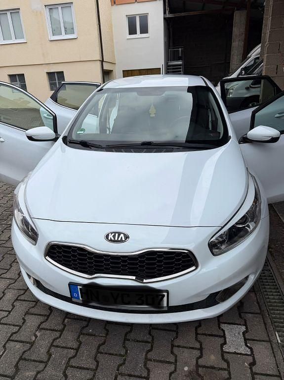 Gebraucht Kia Ceed DREAM-TEAM Edition 136 PS (100 kW) 2015 Weiß Kleinwagen