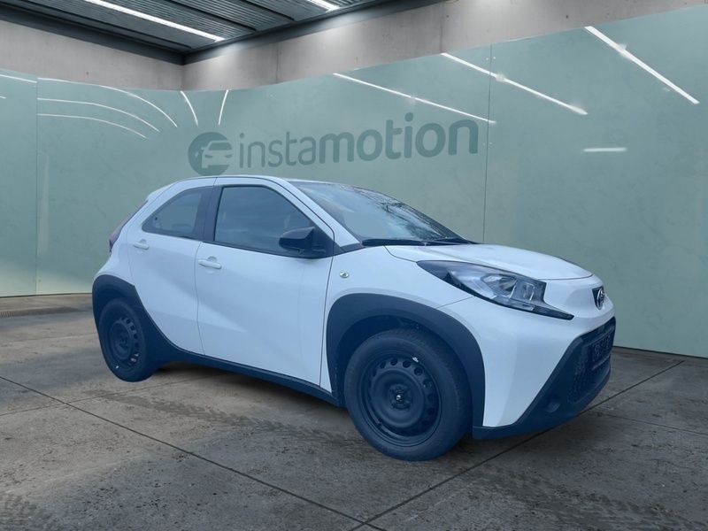 Weiß Gebraucht 2024 Toyota Aygo Business Edition Kleinwagen | 17.140 € - Bild 1/3