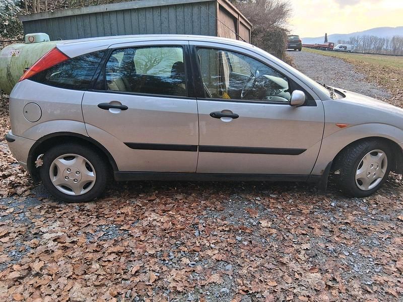 Gebraucht Ford Focus 74 PS (54 kW) 2002 Grau Kleinwagen