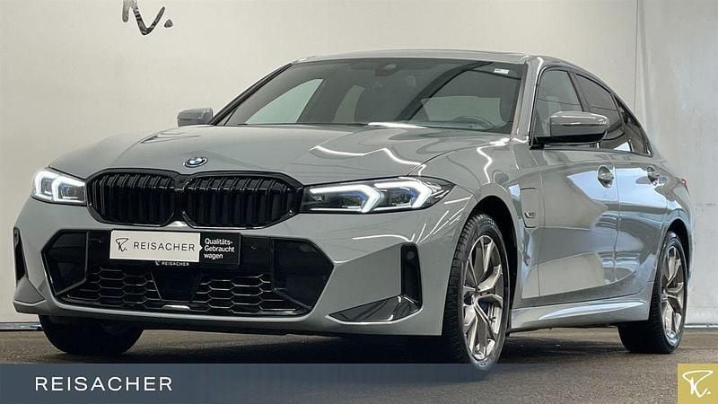 M brooklyn grau metallic Gebraucht 2022 BMW 330e Comfort Edition Limousine | 40.990 € (Fairer Preis) - Bild 1/4