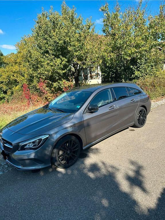 Grau Gebraucht 2018 Mercedes CLA220 Limousine | 19.000 € - Bild 1/4