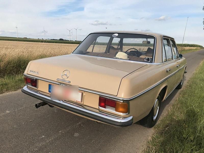 Beige Gebraucht 1973 Mercedes 220 Limousine | 19.000 € - Bild 1/4