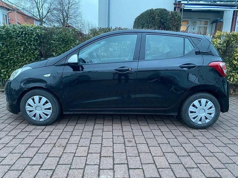 Gebraucht Hyundai i10 Edition 67 PS (49 kW) 2015 Schwarz Kleinwagen