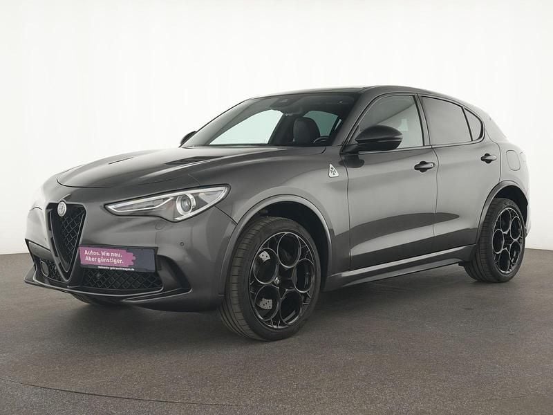 Grigio vesuvio Gebraucht 2022 Alfa Romeo Stelvio Quadrifoglio SUV | 44.805 € (Superpreis) - Bild 1/4