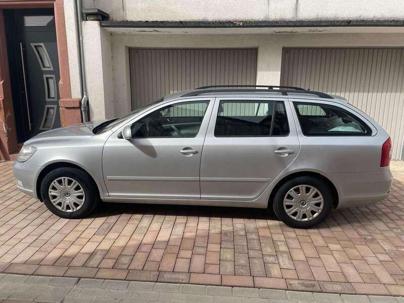 Gebraucht Skoda Octavia 105 PS (77 kW) 2012 Grau Kombi