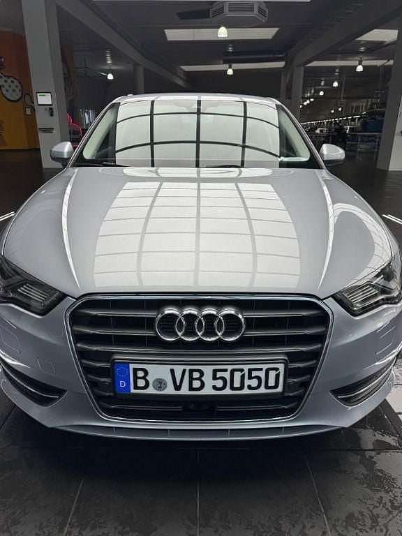 Silber Gebraucht 2016 Audi A3 Attraction Limousine | 11.700 € (Superpreis) - Bild 1/4
