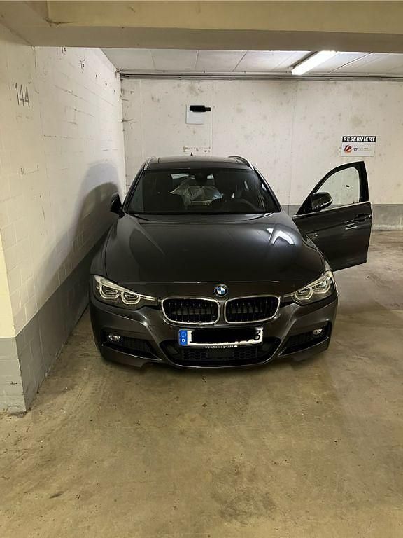 Grau Gebraucht 2018 BMW 330 M Sport Kombi | 30.990 € - Bild 1/4