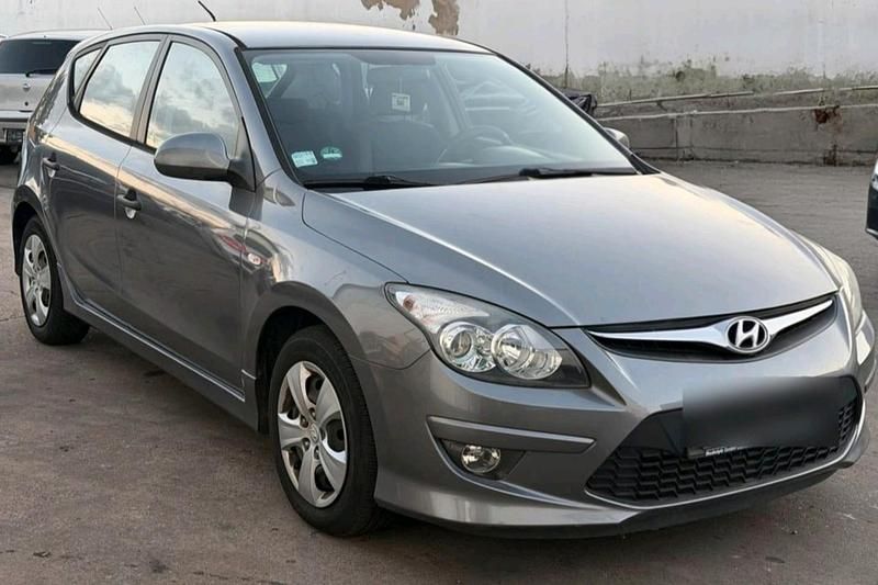 Grau Gebraucht 2011 Hyundai i30 Limousine | 2.699 € (Fairer Preis) - Bild 1/4