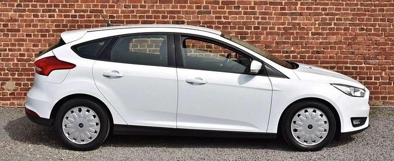 Gebraucht Ford Focus 105 PS (77 kW) 2017 Frostweiß Limousine