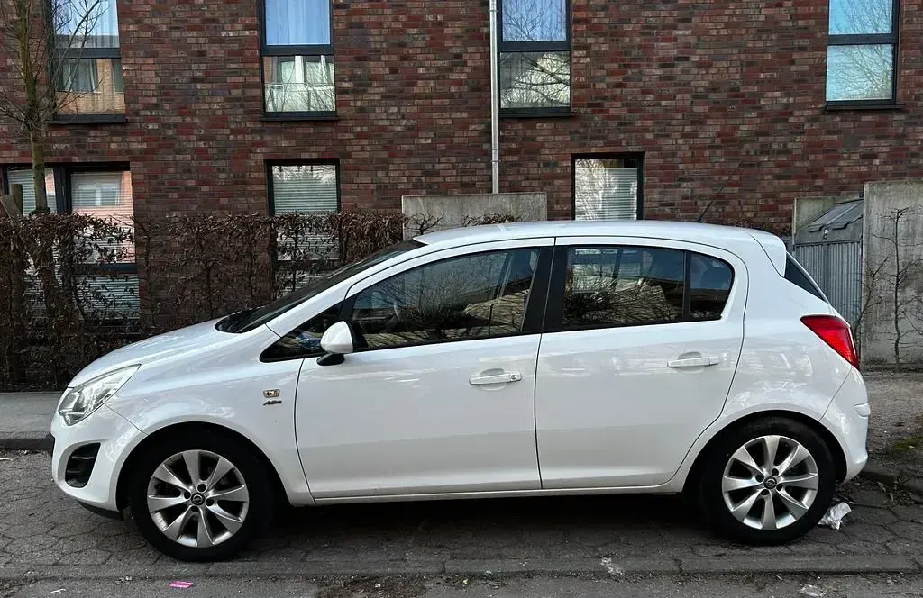 Używany Opel Corsa Active 87 KM (63 kW) 2013 Biały Hatchback