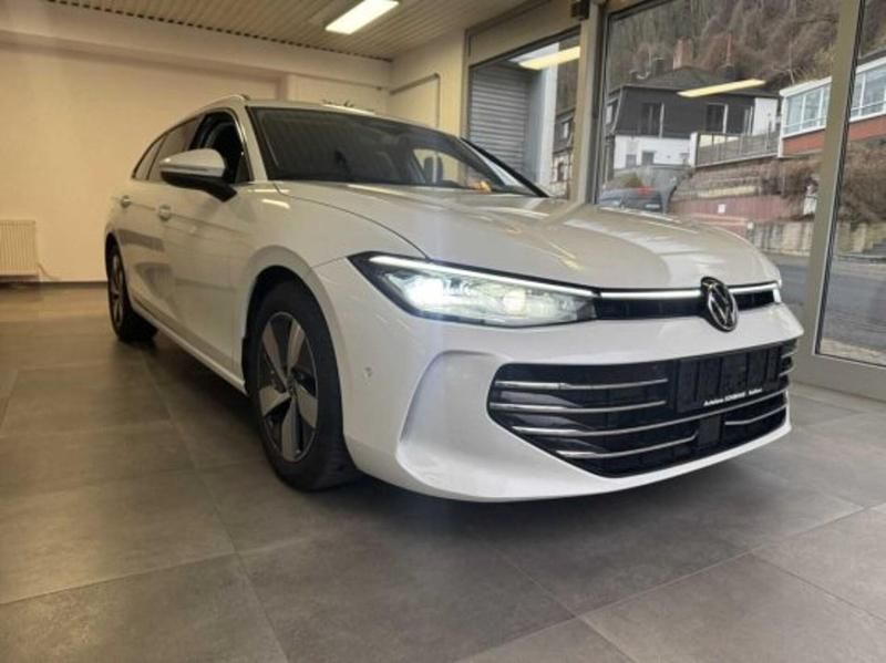 Gebraucht VW Passat Elegance 150 PS (110 kW) 2024 Weiß (oryxweiß perlmutteffekt) Kombi