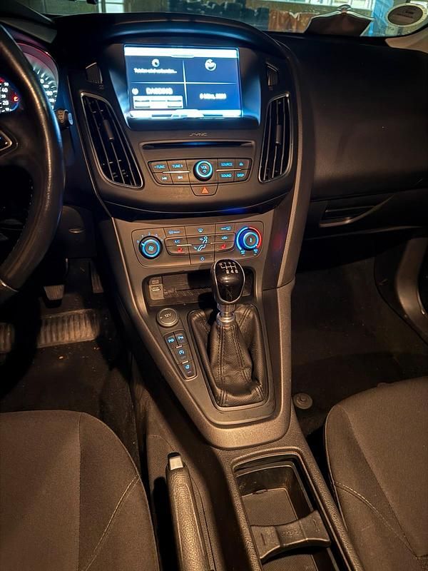 Usata Ford Focus 105 CV (77 kW) 2015 Argento Station wagon