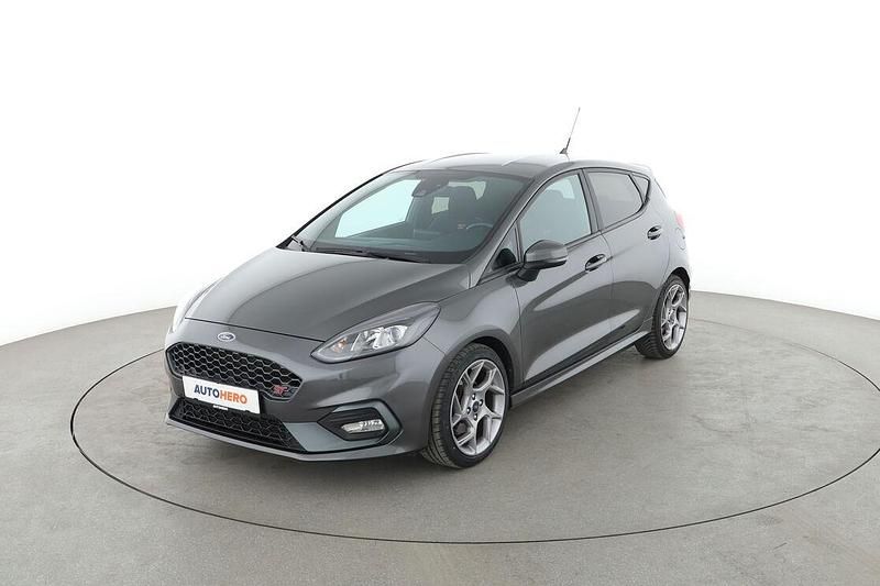 Grau Gebraucht 2018 Ford Fiesta ST Kleinwagen | 15.850 € (Fairer Preis) - Bild 1/3