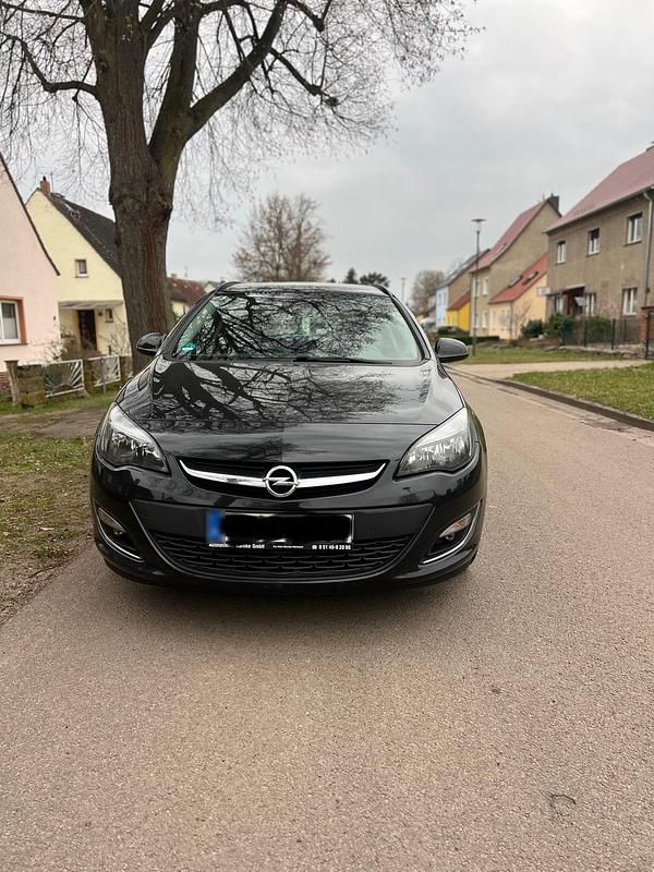 Gebraucht Opel Astra 131 PS (96 kW) 2013 Schwarz Kombi
