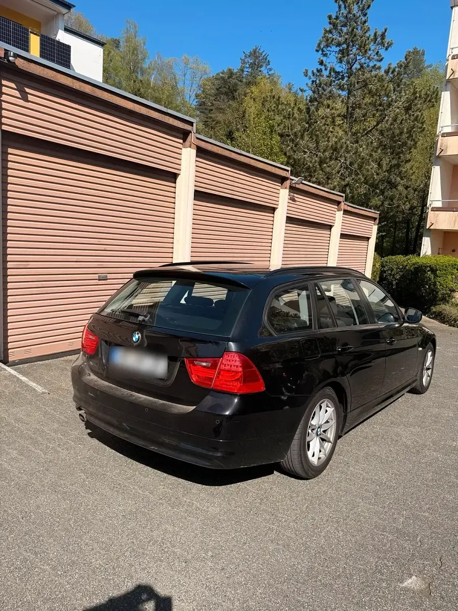 Gebraucht BMW 318 143 PS (105 kW) 2011 Schwarz Kombi