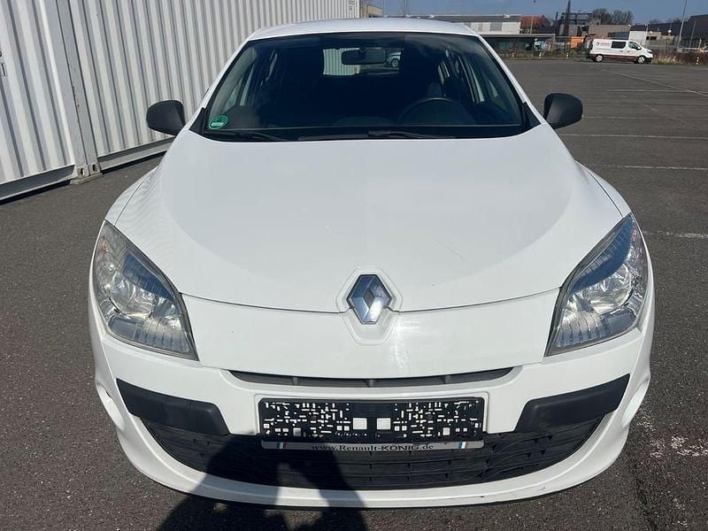 Gebraucht Renault Mégane Authentique 101 PS (74 kW) 2011 Weiß Limousine