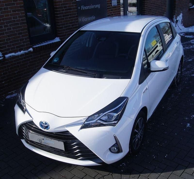 Gebraucht Toyota Yaris Hybrid Club 73 PS (53 kW) 2019 Weiß Limousine